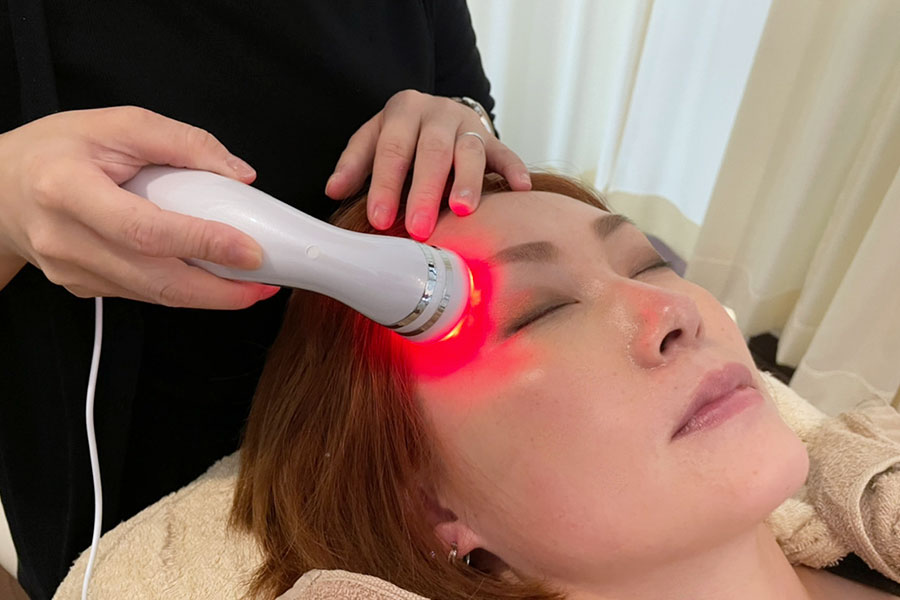 目元美人エステマシンの様子