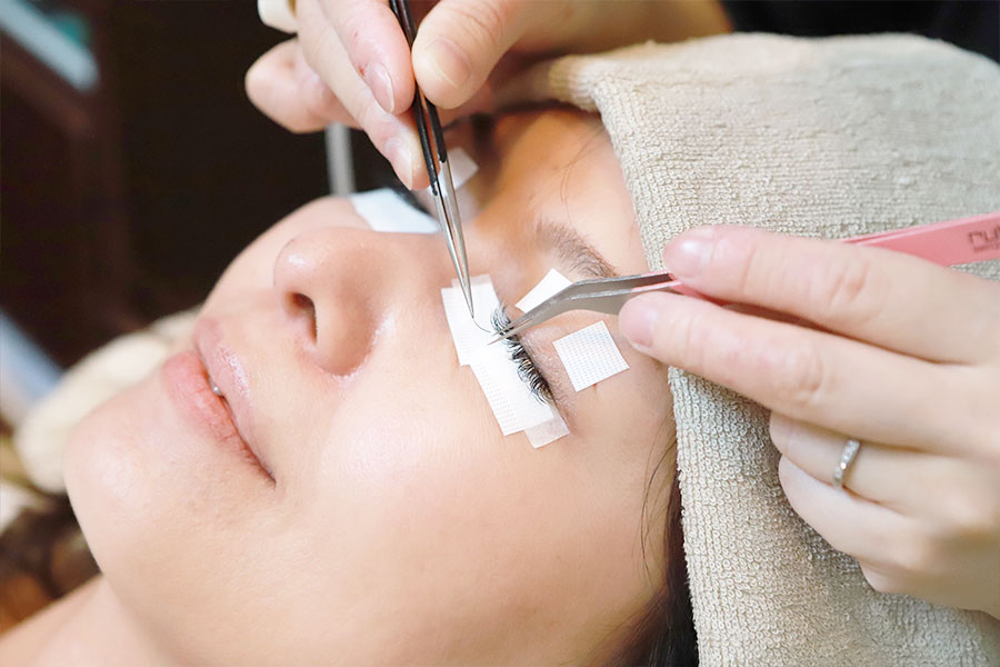 まつ毛エクステ装着の様子