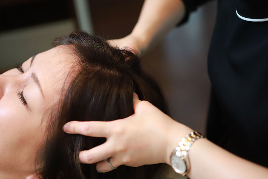 頭のマッサージの様子