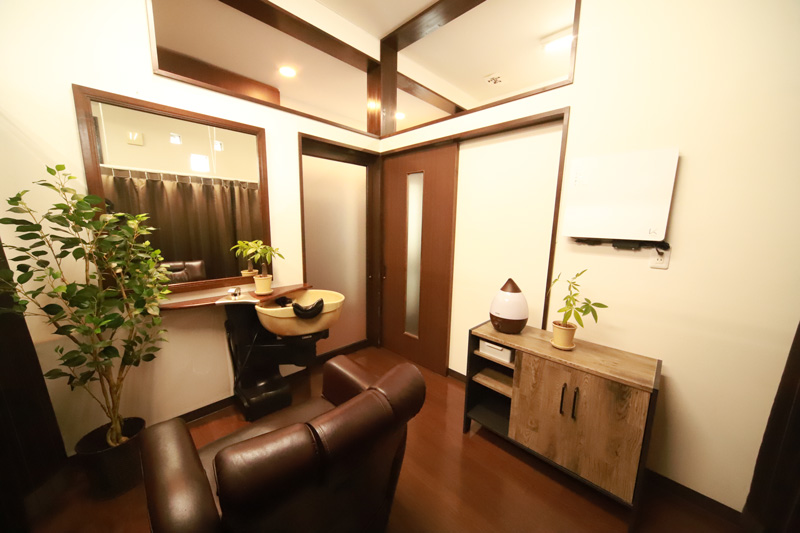 少し暗めの照明と観葉植物の中でゆったりとした時間をお過ごしいただけます。